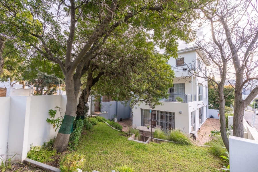 6 Bedroom Property for Sale in Vredehoek Western Cape